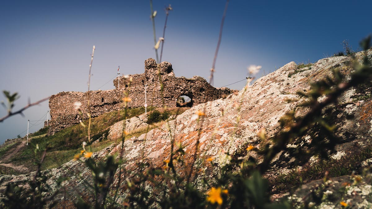 The Șiria fortress in the summer.
