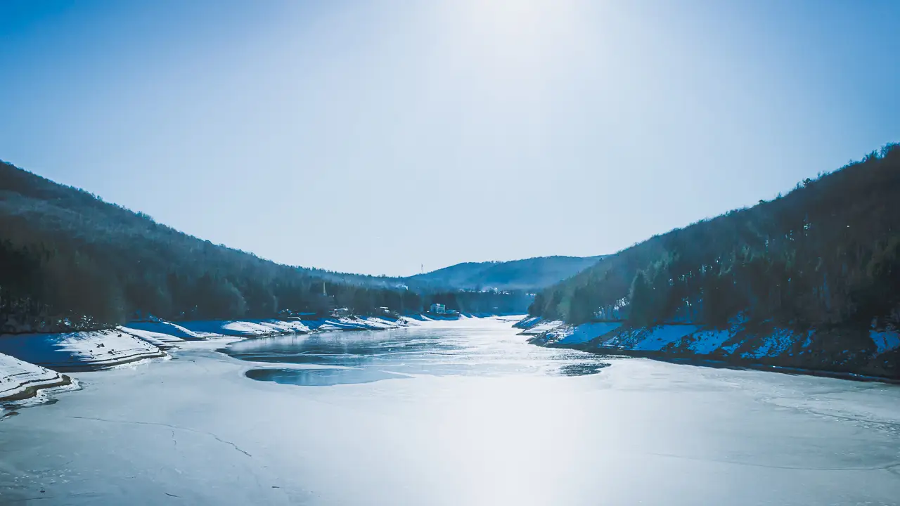 Lake Gozna in Valiug during a cold winter day