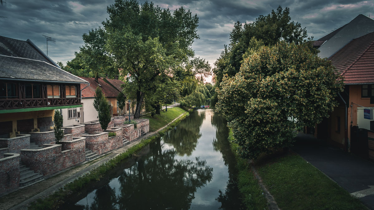 The Eloviz canal in the city of Gyula.