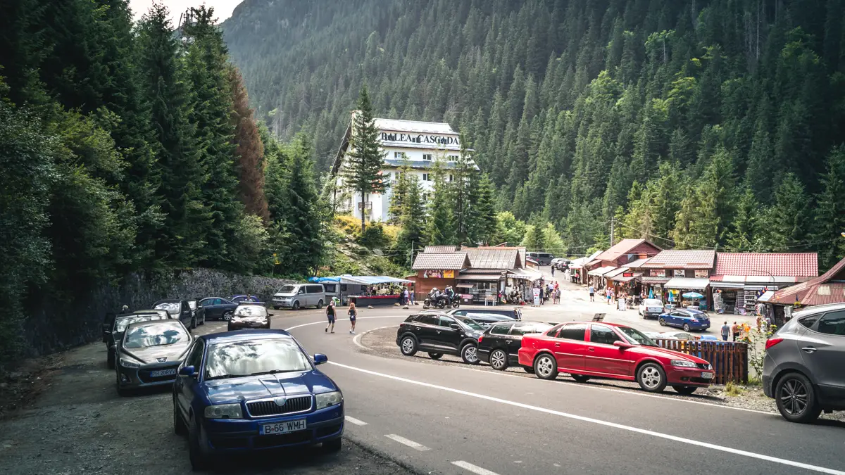 Many tourists near the cabin.