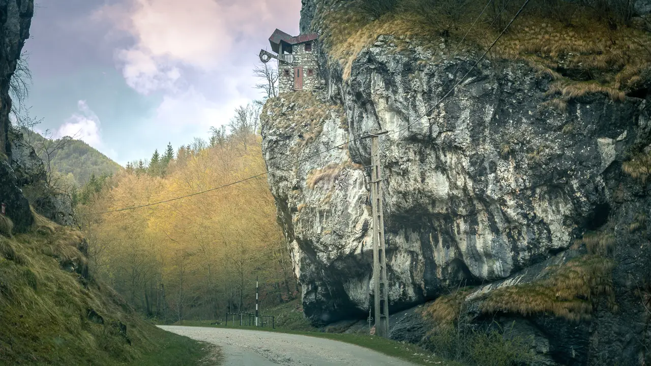 Small cabin built on the cliff.