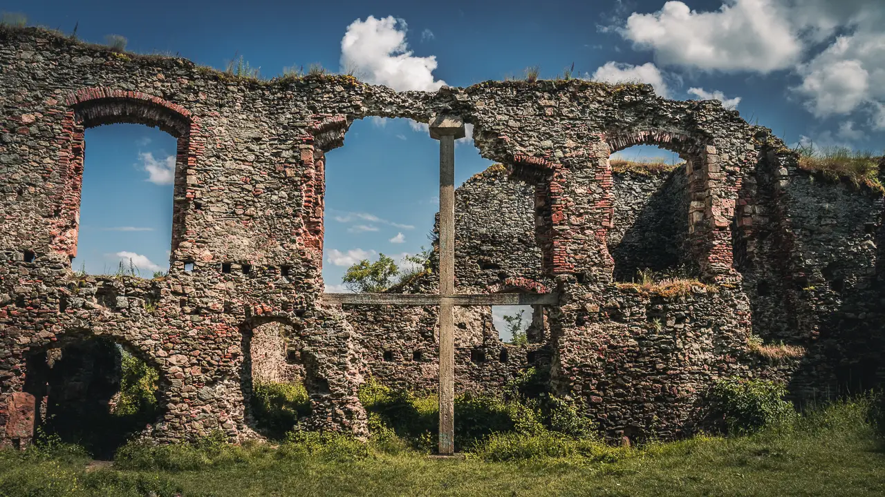 Supporting elements built in order to sustain the ruins.