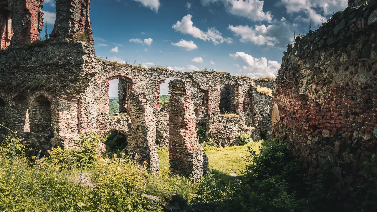 Ruins inside the Șoimoș Fortress.