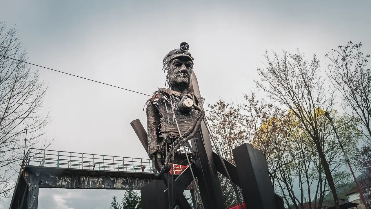 A monument dedicated to the mine rescuers in Petrila.