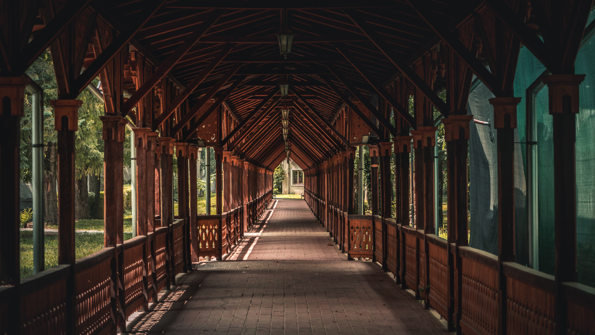 Narrower covered colonnades.