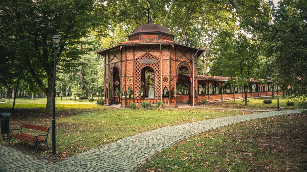 The wooden colonnades in the Dendrological Park.