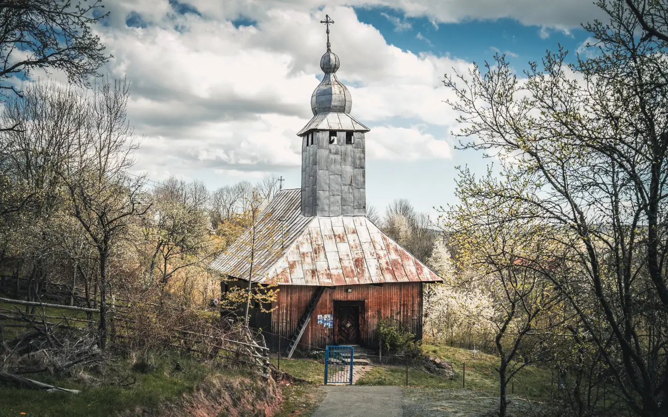 The wooden church in Bătrâna.
